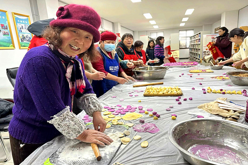 江蘇省南京市玄武區櫻駝花園社區關工委開展“餃子飄香，情滿新年” 迎新春活動(1).jpg