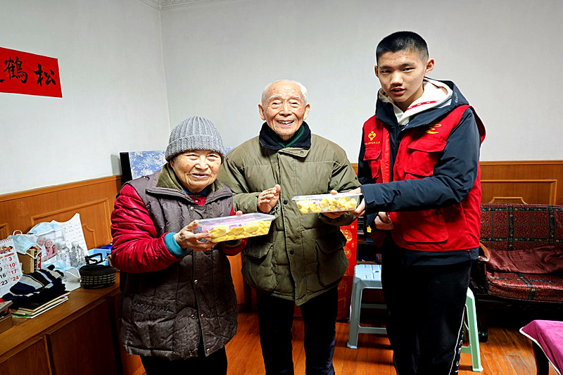 江蘇省南京市玄武區櫻駝花園社區關工委開展“餃子飄香，情滿新年” 迎新春活動(4).jpg