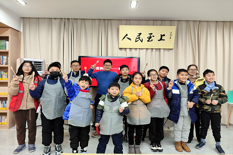江蘇省南京市玄武區(qū)玄武門(mén)街道臺(tái)城花園社區(qū)關(guān)工委開(kāi)展“非遺潤(rùn)民心——仿古木雕”活動(dòng)（6）.jpg