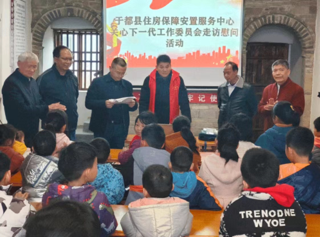 縣住保中心關工委開展走訪慰問困難家庭兒童活動 .jpg