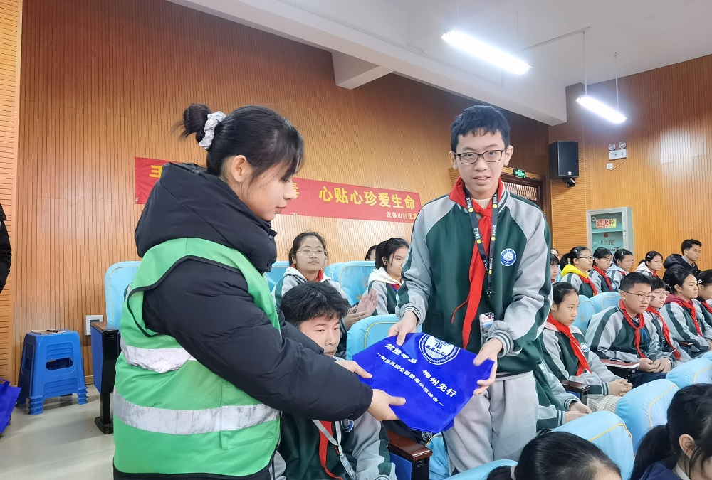 學生禁毒知識搶答發(fā)放小禮品1.jpg