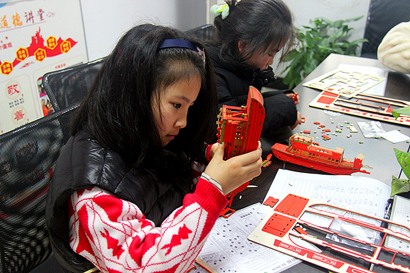 玄武區(qū)蔣王廟社區(qū)關(guān)工委組織青少年“聽(tīng)紅船故事，做紅船模型”(5).jpg