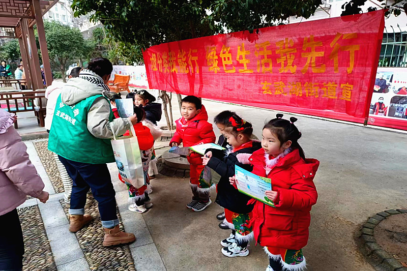 江蘇省南京市玄武區花園路社區關工委開展“垃圾分類，你我同行” 為主題的學雷鋒活動(1).jpg