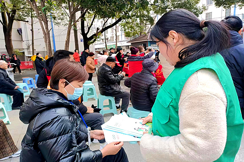 江蘇省南京市玄武區花園路社區關工委開展“垃圾分類，你我同行” 為主題的學雷鋒活動(3).jpg