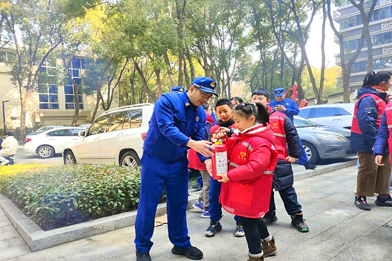 江蘇省南京市玄武區臺城花園社區關工委開展“消防記心中，我是小雷鋒”主題實踐活動(2).jpg