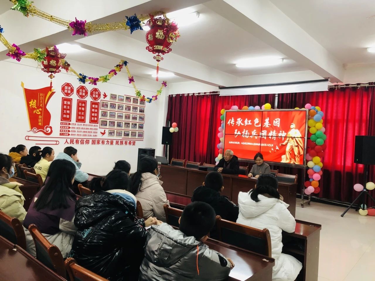 1.師市關工委邀請師市“五老”講師團成員、火箭農場離退休第三黨支部黨員張生成老師進行《傳承紅色基因 弘揚兵團精神》主題宣講。.jpg