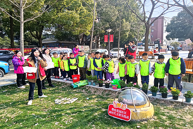 玄武湖街道櫻駝花園社區關工委聯合開展“綠趣園，悅成長”植樹節主題活動 (2).jpg