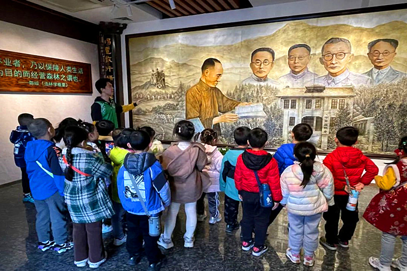 江蘇省南京市玄武區鎖三社區關工委開展“賡續紅色精神，踐行綠色傳承”主題活動(1).jpg