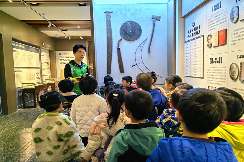 江蘇省南京市玄武區鎖三社區關工委開展“賡續紅色精神，踐行綠色傳承”主題活動(2).jpg
