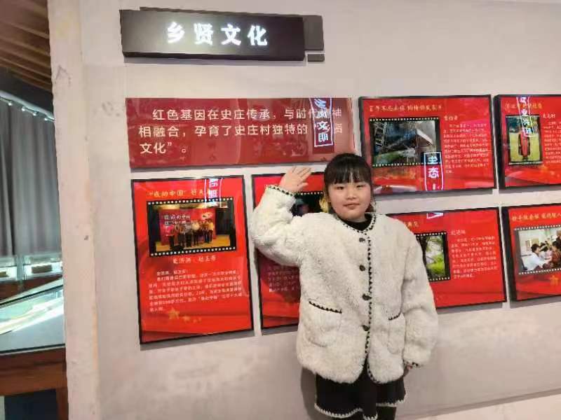 35名中小學(xué)生在家長的陪同下，正在認(rèn)真聆聽一老一小“紅色故事宣講員”講史家村故事2.jpg