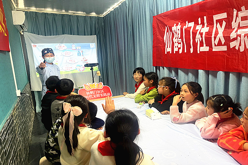 玄武區玄武湖街道仙鶴門社區關工委組織青少年開展“綠色美味，青團聚會” 手工實踐活動(5).jpg
