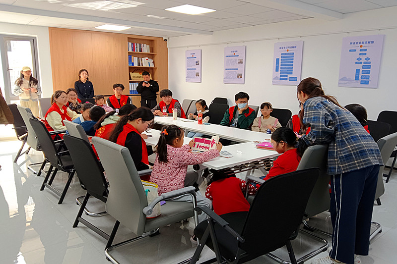 江蘇省南京市玄武區仙居雅苑社區關工委開展“緬懷先人，傳承文明”折紙活動(2).jpg