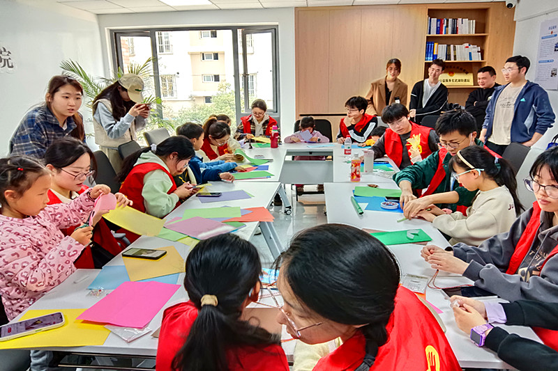 江蘇省南京市玄武區仙居雅苑社區關工委開展“緬懷先人，傳承文明”折紙活動(3).jpg