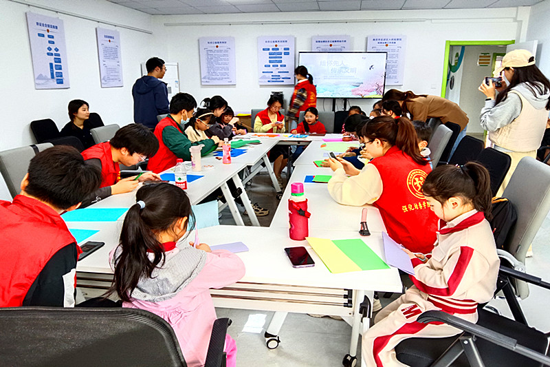 江蘇省南京市玄武區仙居雅苑社區關工委開展“緬懷先人，傳承文明”折紙活動(5).jpg