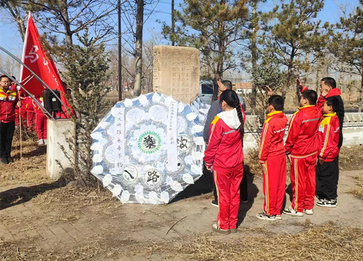 元寶山區(qū)馬蹄營(yíng)子學(xué)校清明節(jié)活動(dòng)照片5_副本.jpg