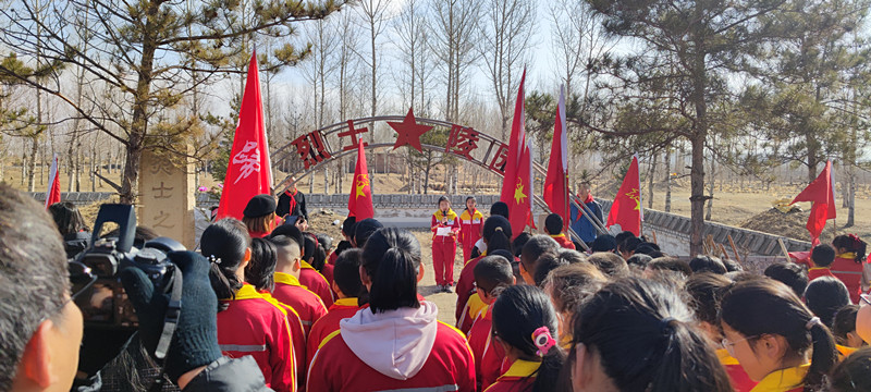 元寶山區(qū)馬蹄營(yíng)子學(xué)校清明節(jié)活動(dòng)照片8jpg_副本.jpg