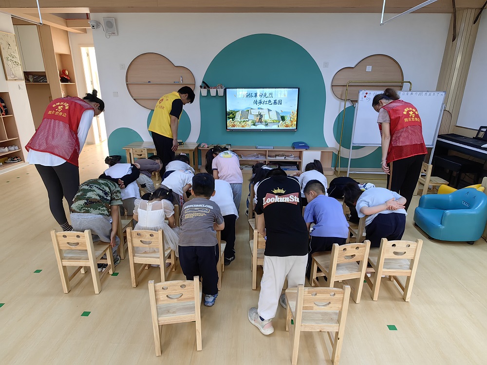 “五老”帶領(lǐng)幼兒園小朋友網(wǎng)上祭英烈1.jpg