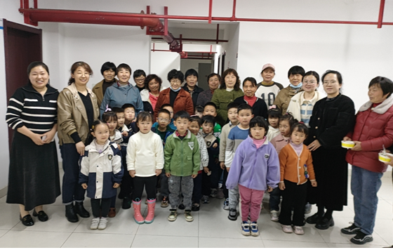 4月2日，泰州市綠地幼兒園關工委發(fā)揮“五老”優(yōu)勢，邀請爺爺奶奶將傳統(tǒng)文化帶進校園，開展“濃濃青團顯溫情 傳承民俗送溫暖”活動，陪伴幼兒一起制作青團，感受傳統(tǒng)文化氣息。.png