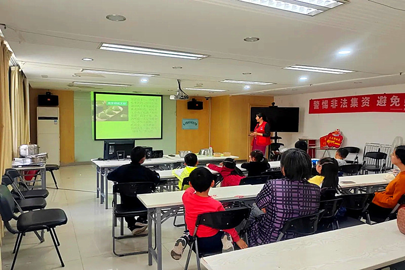江蘇省南京市玄武區孝陵衛街道小衛街社區關工委開展“清明做青團”親子活動(1).jpg