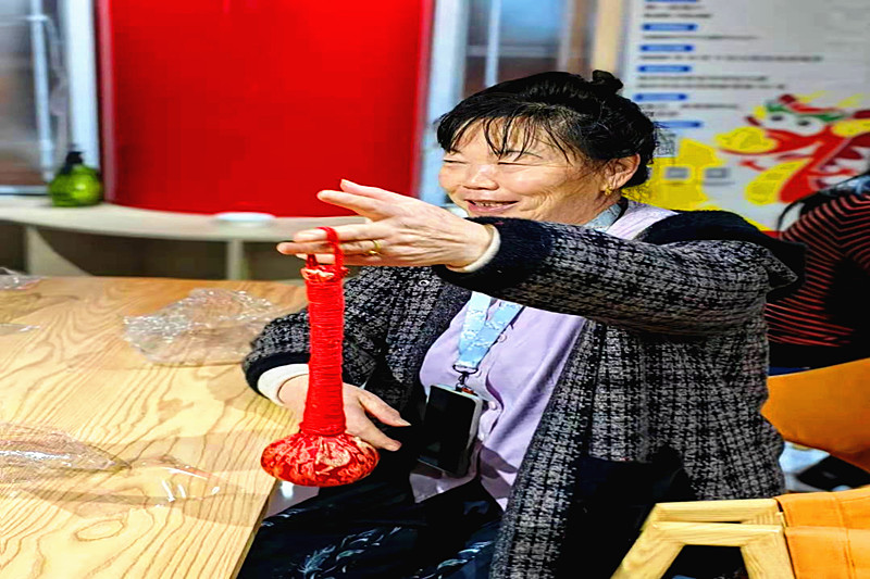 江蘇省南京市玄武區(qū)鐘靈街社區(qū)關工委開展“清明民俗在身邊，艾草錘錘出健康”活動 (2).jpg