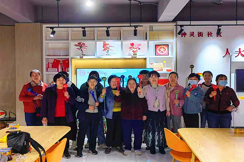 江蘇省南京市玄武區(qū)鐘靈街社區(qū)關工委開展“清明民俗在身邊，艾草錘錘出健康”活動 (4).jpg