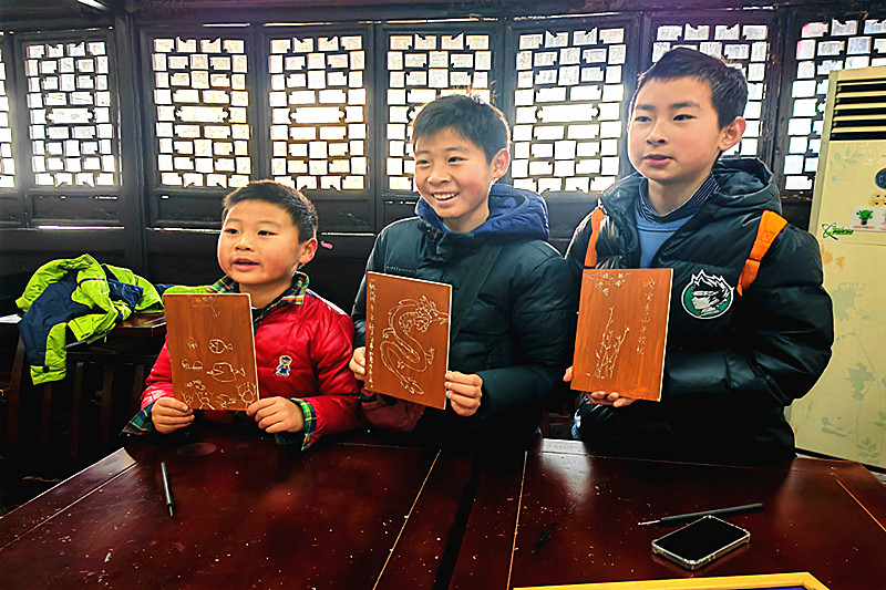 江蘇省南京市秦淮區藍旗新村社區開展“走進木雕藝術、傳承非遺文化”活動(3).jpg
