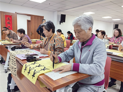 合肥市包河區煙墩街道清水沖社區關工委：黨建統領聚合力 筆墨瀚香進社區 (2).jpg