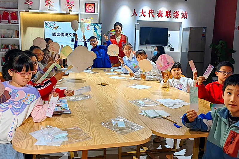 江蘇省南京市玄武區鐘靈街社區關工委開展“閱讀傳統文化，邂逅非遺漆染”為主題的讀書活動（1）.jpg