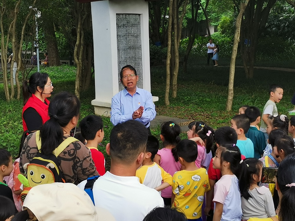 “五老”志愿者在給孩子講述柳宗元的故事1.jpg