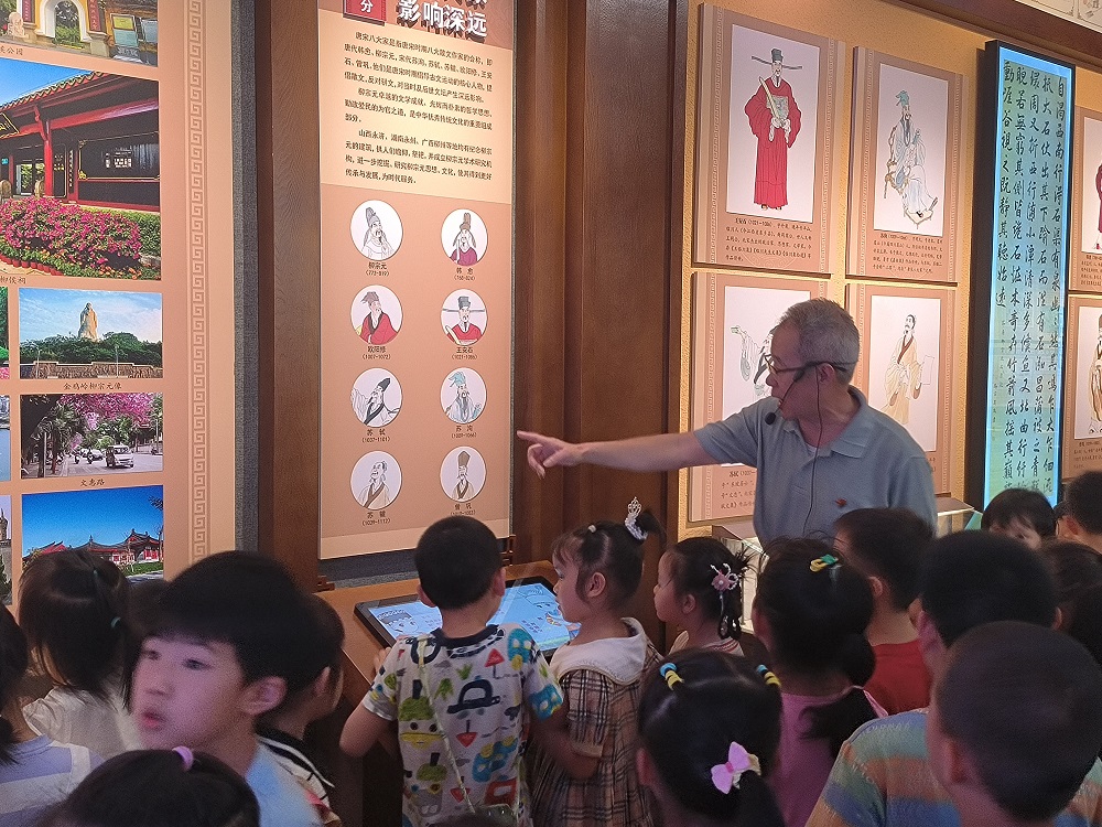 “五老”志愿者在給孩子們介紹唐宋八大家1.jpg