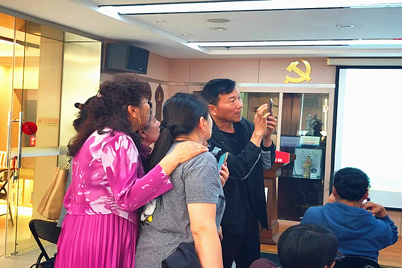 江蘇省南京市玄武區長江路社區關工委開展“幸福夕陽，時光留影”手機拍攝技能培訓(5).jpg