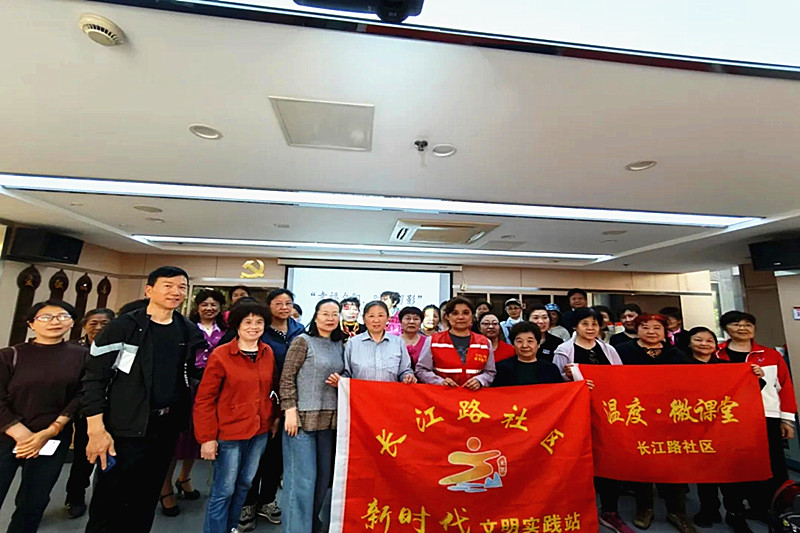 江蘇省南京市玄武區長江路社區關工委開展“幸福夕陽，時光留影”手機拍攝技能培訓(6).jpg