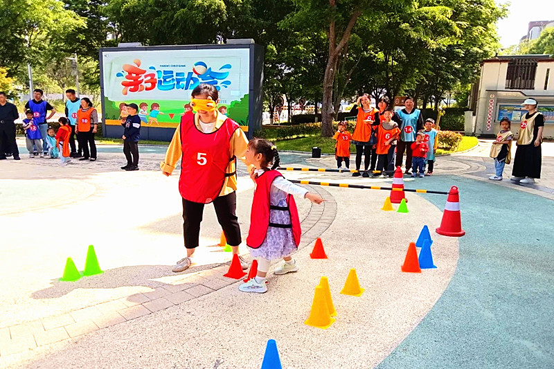 江蘇省南京市玄武區(qū)玄武湖街道徐莊社區(qū)關(guān)工委組織開展親子趣味運(yùn)動會(3).jpg
