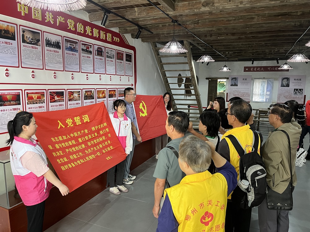 黨員們在依山社區黨委書記的帶領下，重溫入黨誓詞。1.jpg