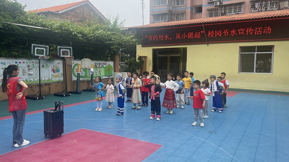 燎原幼兒園小朋友學生們在老師的帶領下學習節(jié)水操1.jpg