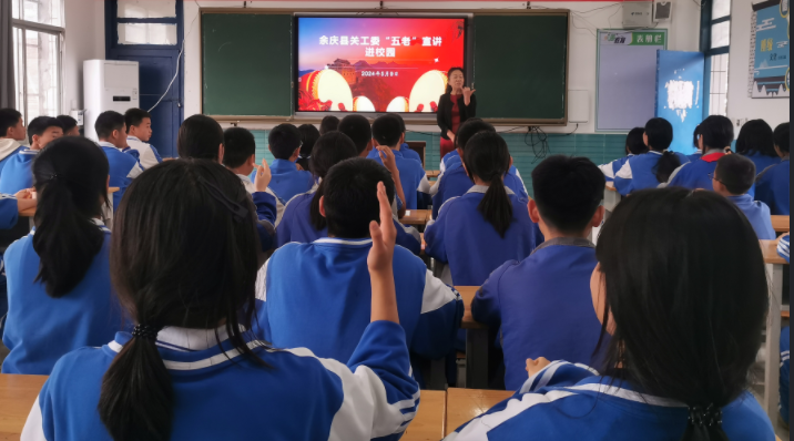 與學(xué)生互動.jpg