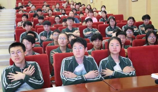 3. 南京市南湖第二中學學生代表參加在報告廳舉辦“你的中考，我們的中考”專題講座.jpg
