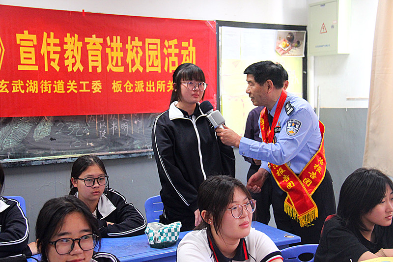 江蘇省南京市玄武區玄武湖街道關工委聯合走進校園開展法治宣講活動 (6).jpg