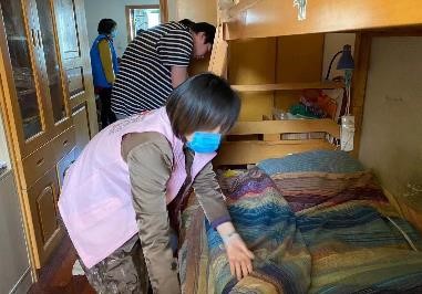 3. 8年來(lái)，14人組成的“五老”媽媽關(guān)愛(ài)團(tuán)的愛(ài)心幫扶與生活援助接力棒一直在傳遞著.jpg