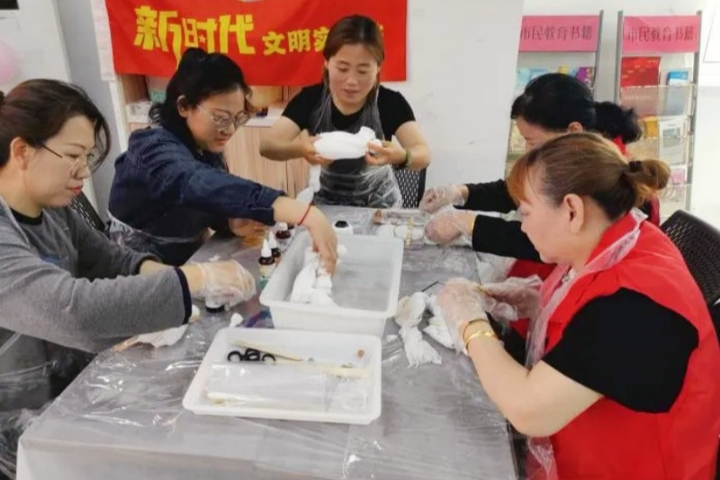 江蘇省南京市玄武區(qū)大行宮社區(qū)關(guān)工委組織“五老”開(kāi)展“禮獻(xiàn)母愛(ài)，布里生花”母親節(jié)主題手工活動(dòng)（1）.jpg