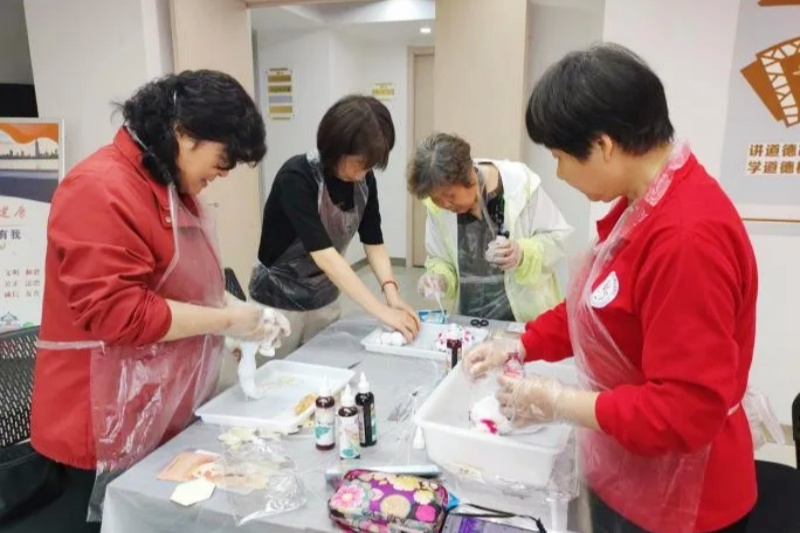 江蘇省南京市玄武區(qū)大行宮社區(qū)關(guān)工委組織“五老”開(kāi)展“禮獻(xiàn)母愛(ài)，布里生花”母親節(jié)主題手工活動(dòng)（2）.jpg