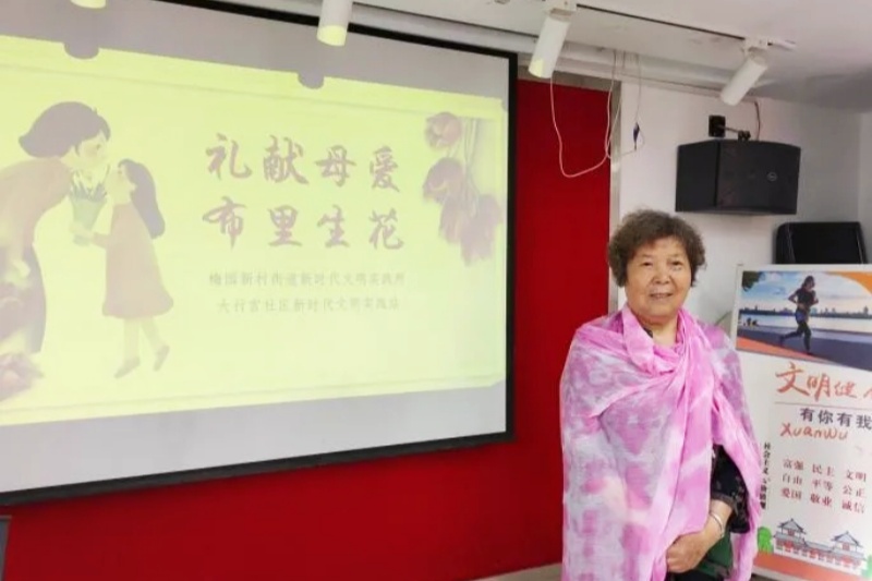 江蘇省南京市玄武區(qū)大行宮社區(qū)關(guān)工委組織“五老”開(kāi)展“禮獻(xiàn)母愛(ài)，布里生花”母親節(jié)主題手工活動(dòng)（4） (1).jpg