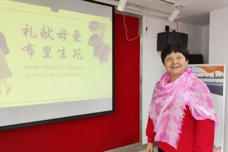 江蘇省南京市玄武區(qū)大行宮社區(qū)關(guān)工委組織“五老”開(kāi)展“禮獻(xiàn)母愛(ài)，布里生花”母親節(jié)主題手工活動(dòng)（4） (2).jpg