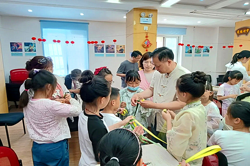 江蘇省南京市玄武區紫鑫城社區關工委開展“‘童’享草編之美，非遺指尖傳承” 親子手工活動(2).jpg