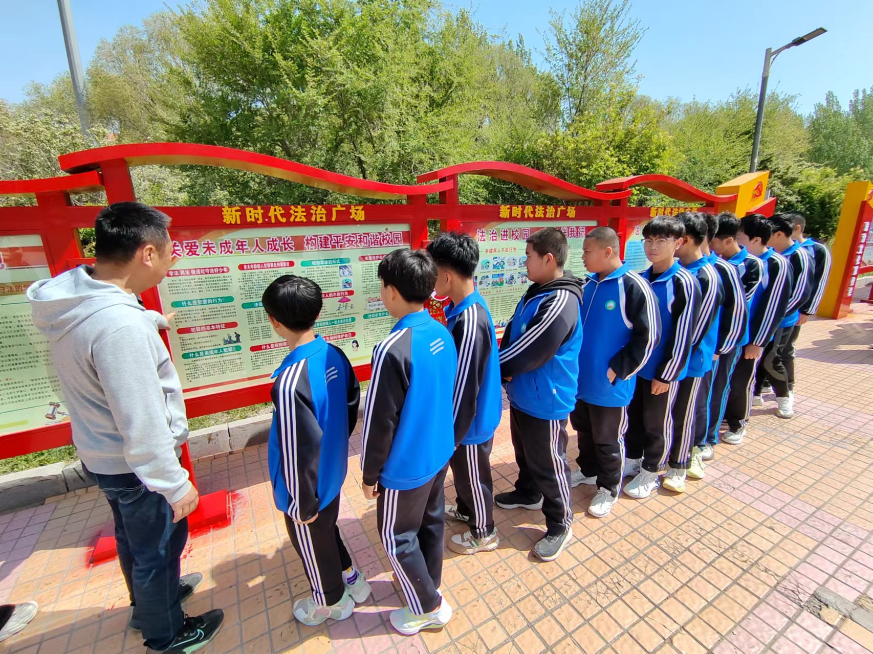 紅崗區(qū)關(guān)工委、區(qū)司法局、大慶市八百坰中學(xué)共同開展法治教育宣傳活動 (4).jpg