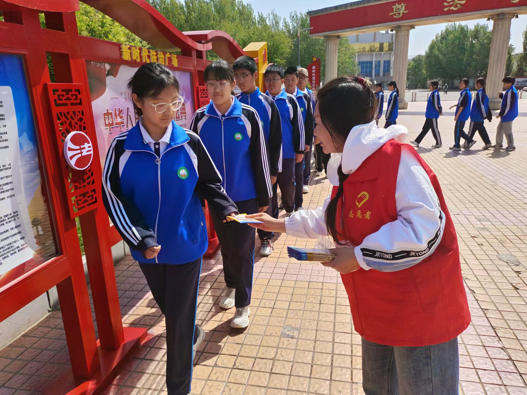紅崗區(qū)關(guān)工委、區(qū)司法局、大慶市八百坰中學(xué)共同開展法治教育宣傳活動 (1).jpg