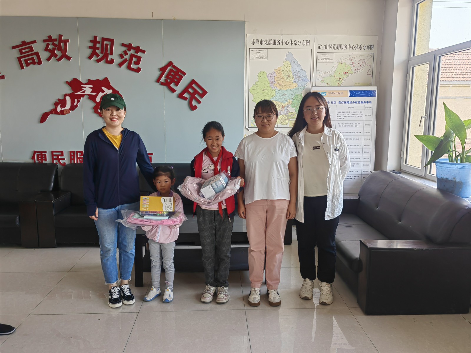 元寶山區小五家鄉關工委六一慰問活動照片1.jpg