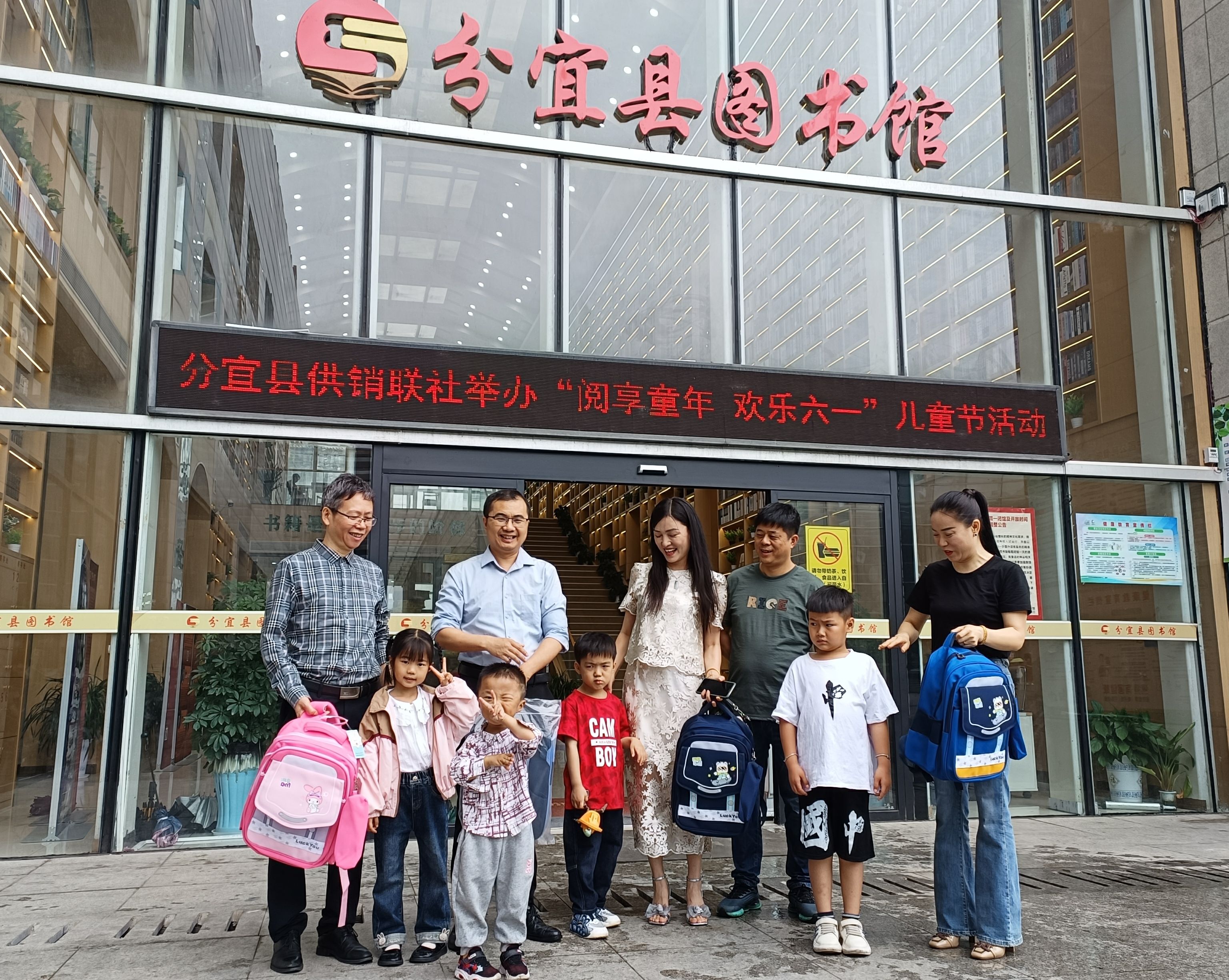 4關愛活動照片_愛奇藝.jpg