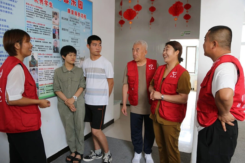 元寶山區草原藍哈達協會關工委暑期組織小小志愿者看望孤殘兒童照片13pg_副本.jpg