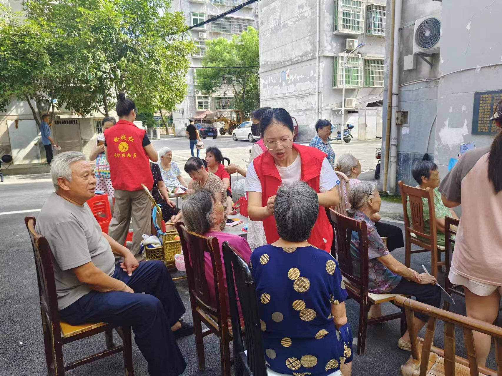 2基層動(dòng)態(tài)照片.jpg